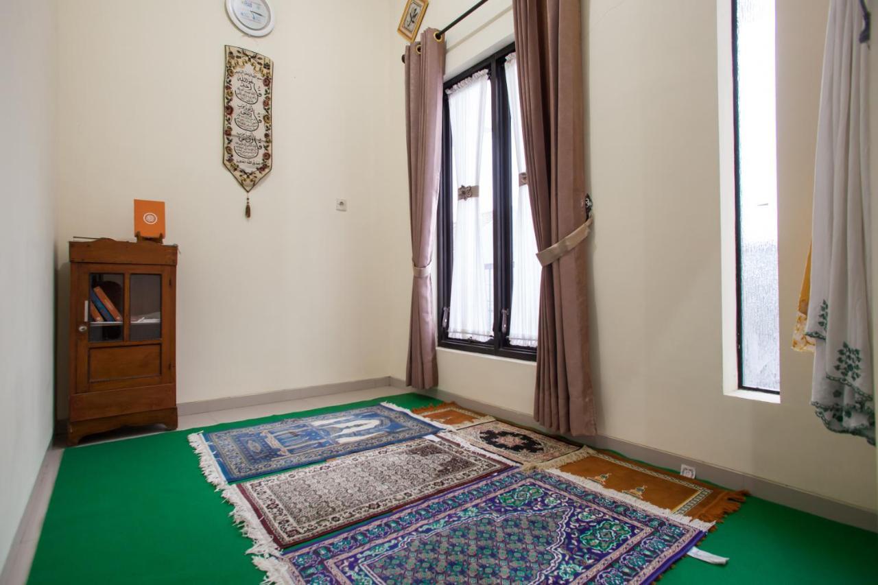 Reddoorz Syariah Near Singha Merjosari Park Malang